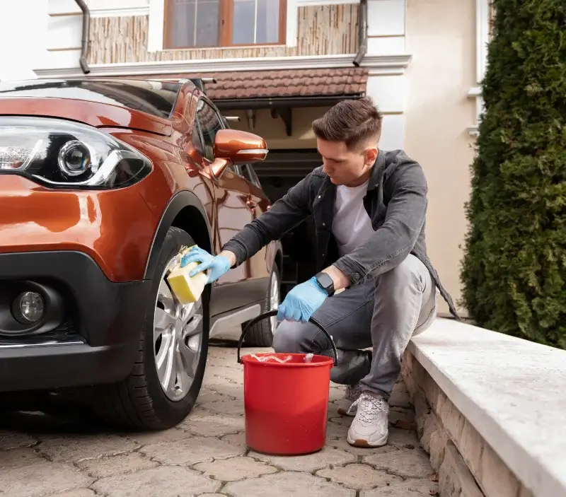Lavage auto à domicile Clohars-Fouesnant : professionnel intervenant sur un véhicule